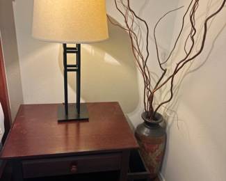 Nightstands, table lamps & decorative vase