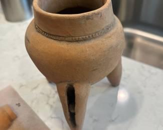 Tripod vessel. No information.