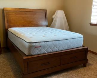 Aspen Furniture Queen Bed