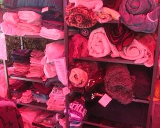 Linens:  Blankets, Towels, Queen & Twin Bedding +++