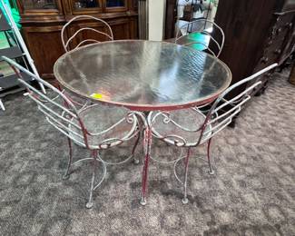 Unusual Patio Set (4 Chairs and Table)