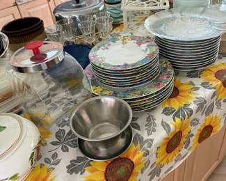Lots of Kitchen Items
