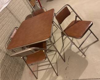 Samsonite card table and chairs with poker top