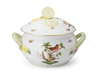 2424
A Herend porcelain 'Rothschild Bird' covered tureen
Late 20th/early 21st century
Stamped to underside: Herend / Hungary / Handpainted; further marked: 22/RO / 7 / H35 / 679
The tureen with opposed foliate-form handled and lemon-form finial, decorated with painted birds and butterflies, with gilt accents
9.25" H x 12" W x 9.5" D
Estimate: $600 - $800