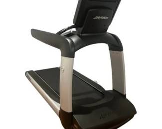 Life Fitness Platinum Club Series Treadmill With SE3HD Console