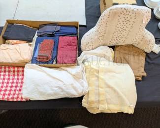 GROUP OF HOME LINENS