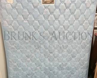 BEAUTYREST FULL SIZE MATTRESS AND BOX SPRING