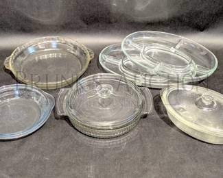 GROUP OF KITCHEN GLASSWARE & BAKEWARE