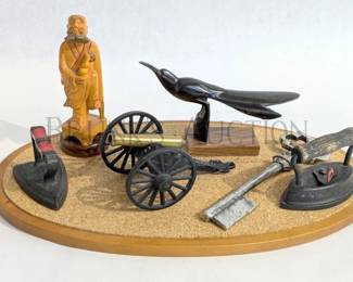 TRAY OF CAST IRON COLLECTABLES & DECOR