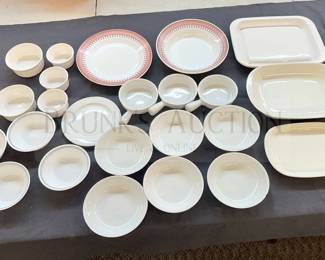 GROUP OF CORNINGWARE AND SERVING BOWLS