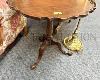 MAHOGONY PIE CRUST TABLE