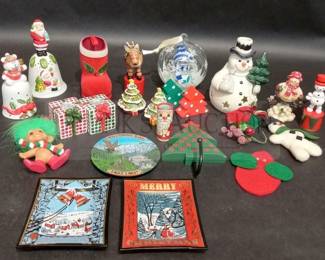 GROUP OF CHRISTMAS DECOR