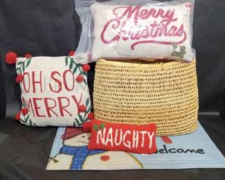 CHRISTMAS MAT AND DECORATIVE PILLOWS