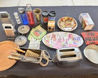 GROUP OF KITCHEN ACCESSORIES