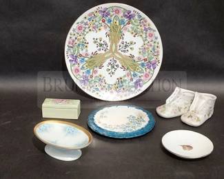 GROUP OF SMALL PORCELAIN MEMENTOS
