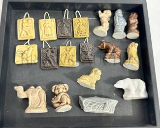 (10) WADE WHIMSIES MINITURE FIGURES & (8) MINI PLAQUES
