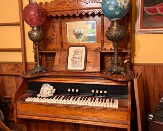 Antique pump organ