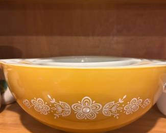 Vintage Pyrex - set of 4 nesting bowls