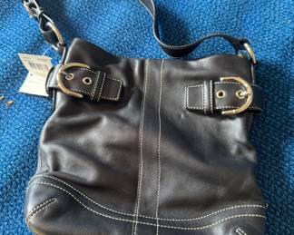 Coach Black Leather Crossbody Handbag – Contrast Stitching, Adjustable Strap, Vintage Style