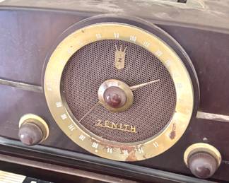 Zenith Tube Radio with Gold Round Dial & Handle – Mid-Century Portable AM/FM Receiver