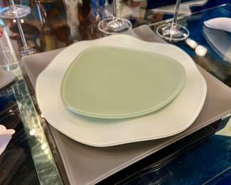 Contemporary dinnerware set 