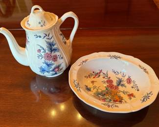 Wedgwood Williamsburg "Potpourri" teapot and fruit bowl