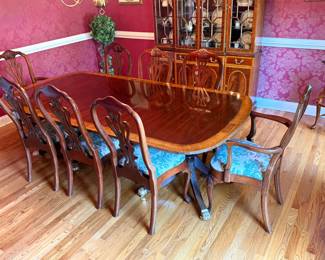 Councill Craftsman dining table with 2 leaves and 8 chairs