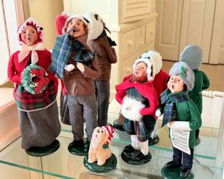 Byers Choice Ltd. The Carolers figurines