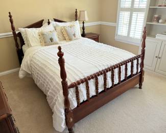 Queen size spindle 4-post bedframe