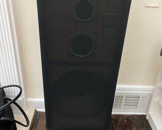 PR OF MAGNAVOX SPEAKERS