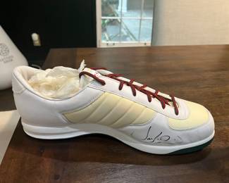 SINGLE SHOE SIGNED BY JAY Z