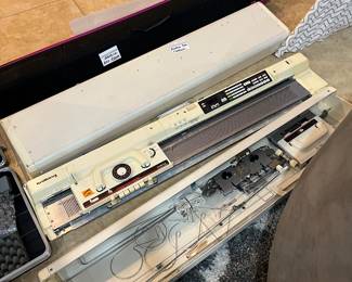 KNITTING MACHINE