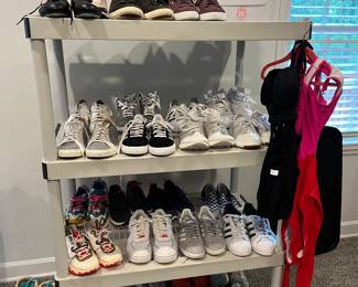 WOMEN'S TENNIS SHOES.   7 1/2 - 8
