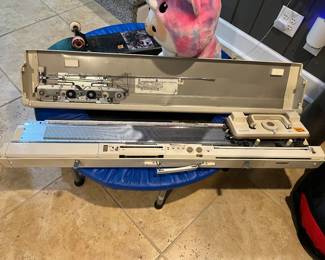 KNITTING MACHINE