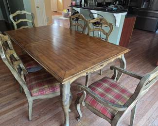 Kitchen table - 41" x 71" - comes with 2 leafs