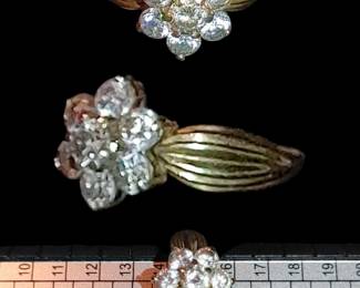 10 karat gold As far as cluster flower ring Other cases lab created diamonds 
Hallmarked 10kt SIZE 7