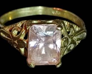 Vintage pink ice/pink Sapphire 10k gold emerald cut stone. Beautiful scrollwork
SIZE 6