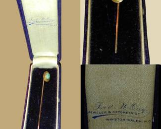 Gorgeous Victorian stick pen lapel pin in10 karat gold with  Jade stone  original box
Available at the sale