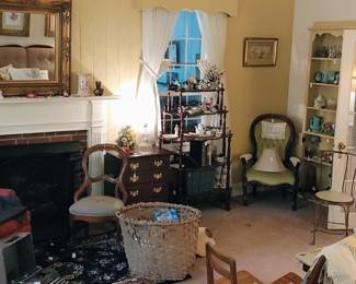 A look into this packed out parlor! 