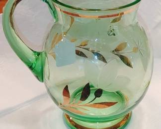Beautiful green depression glass water or lemonade pitcher/ applied handle
Uranium glass glow