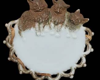 Early Westmoreland milk glass kitty cat
Will hanging or was originally made for holding sewing pins in the ribbon/ or on top of the plate- old ribbon still here but very fragile