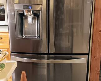 Super nice Kenmore stainless steel side by side refrigerator freezer on the bottom
( I had a lighting issue with the camera but it is stainless steel in color)