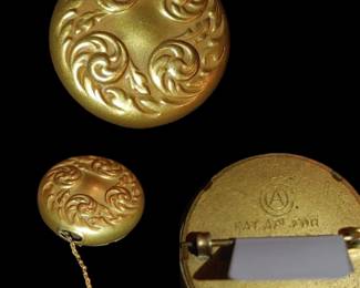 Victorian gold filled glasses clip
Retractable