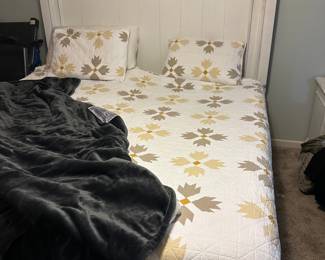 Sleep number split king size bed  5 years old 
But covered and well maintained every thing works 
Headboard and foot board sold separately 
But whole bed can be purchased together and early sale on this 
Also dresser and nightstand available 