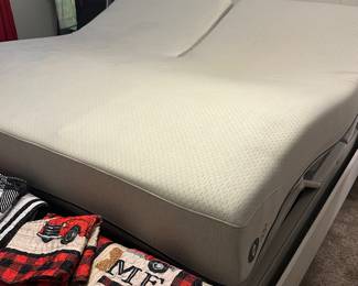 so the homeowner paid about $5000 for this bed about 4 1/2 years ago according to sleep number it’s now $9000 brand new everything works. Everything has been cleaned. It’s ready to go.
