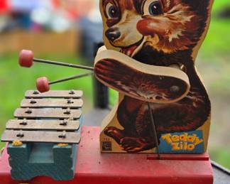 Wooden pull along toy 