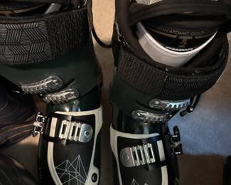 SKI BOOTS