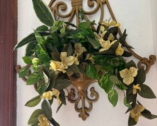 Wall De or w/faux flowers
