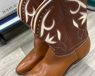 Nice cowboy boots fairly used size 8 1/2 to 9 maybe