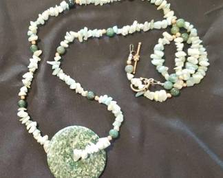 HKM048- Green Bead Necklace With Large Mottled Stone Handmade Necklace